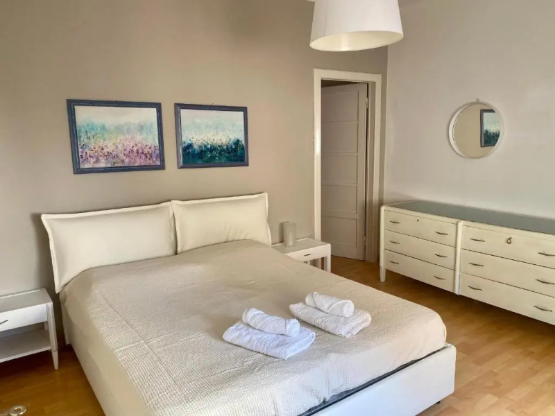 Alexa House front Lake