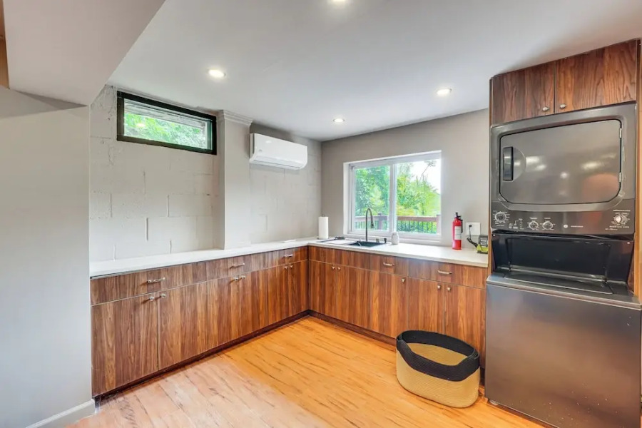 Game Room & Yard: Mid-century Modern Kingston Home