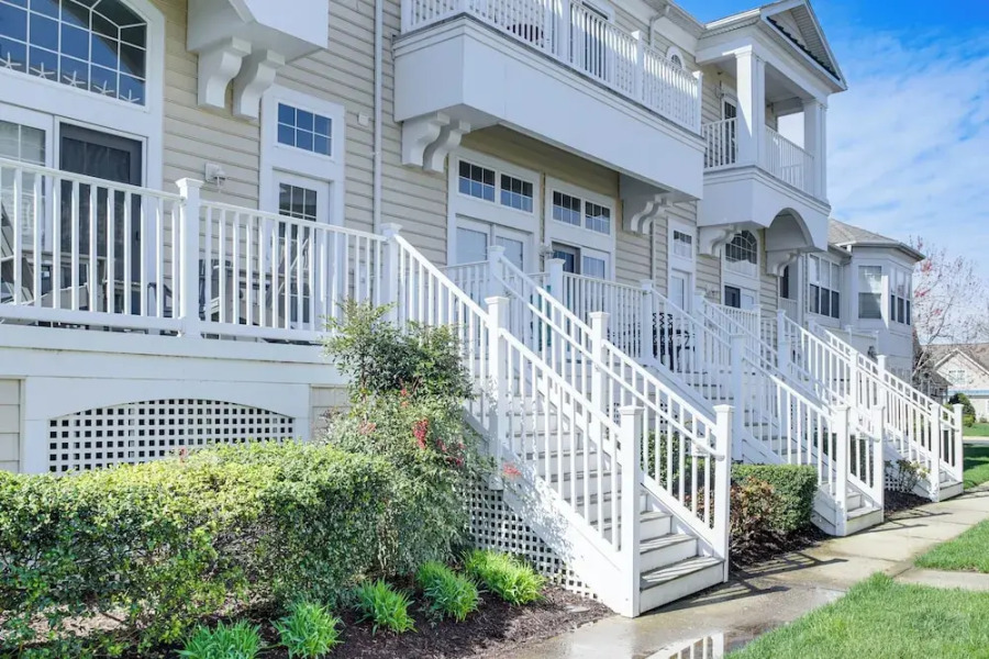 Shared Pool & Bay Access: Ocean View Retreat