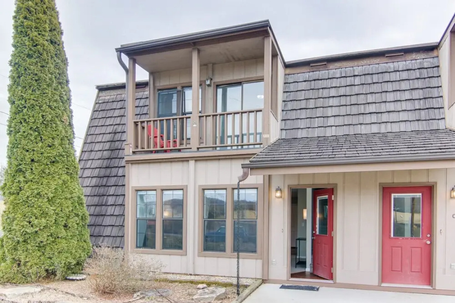 Dog-friendly Mills River Townhome: Fire Pit, Yard!
