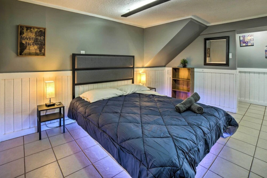 Portage Studio: 11 Miles to Indiana Dunes!