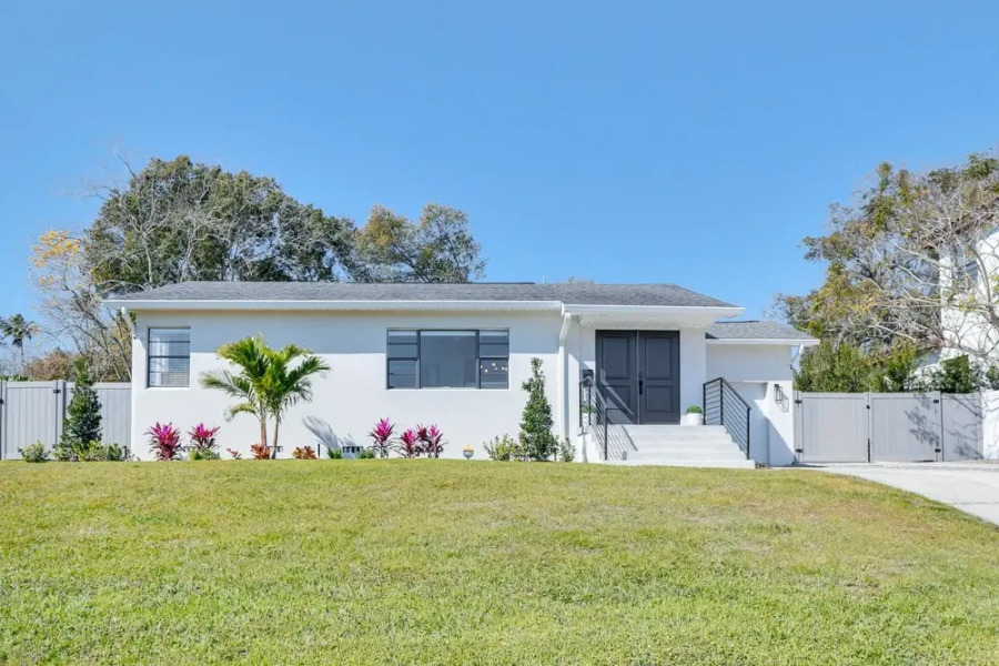 Lakeland Retreat: Private Heated Pool & Yard Games