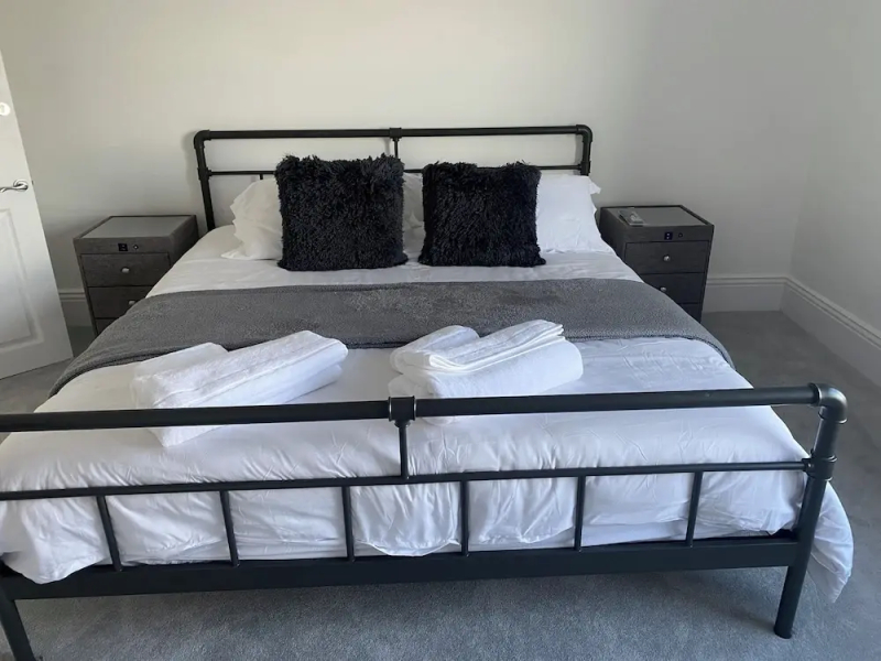 House - Sleeps 14 - Pets Ok - Parking - Garden