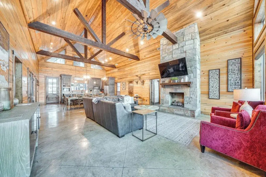 Hot Tub & Game Room: Spacious Cabin in Broken Bow!