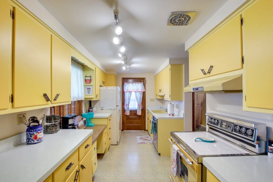 Retro Green Bay Home: Steps to Lambeau Field!