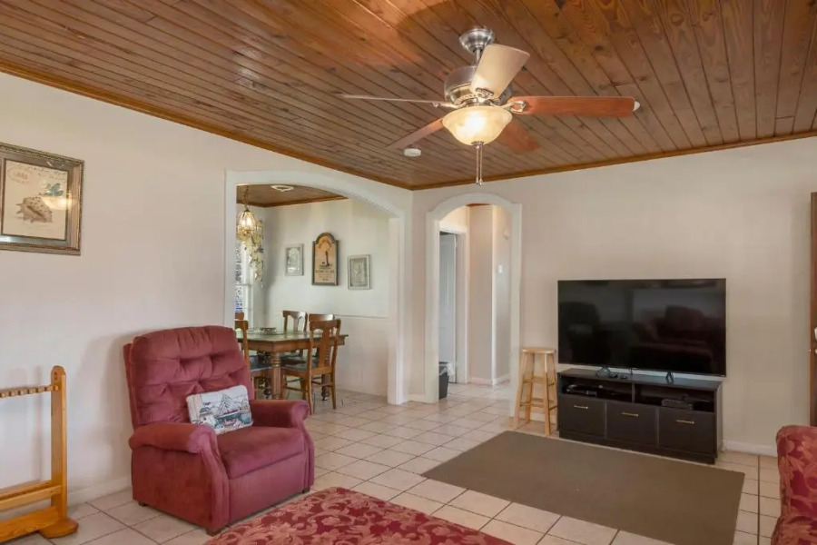 Papas Place by Oak Island Accommodations