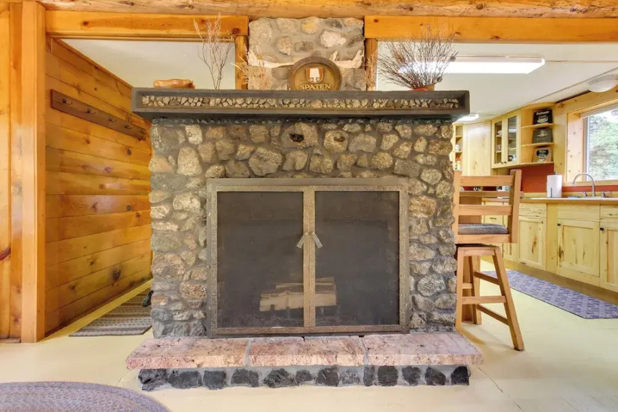 Creekside Silver Gate Getaway w/ Fireplace!