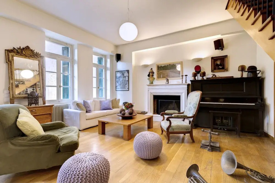 Artistic neoclassical residence