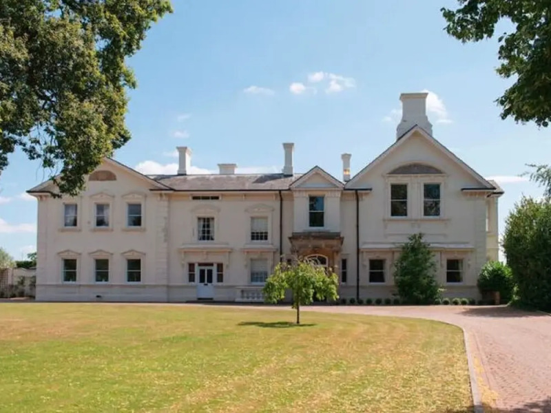 Lavish Holiday Home in Worcestershire With Jacuzzi