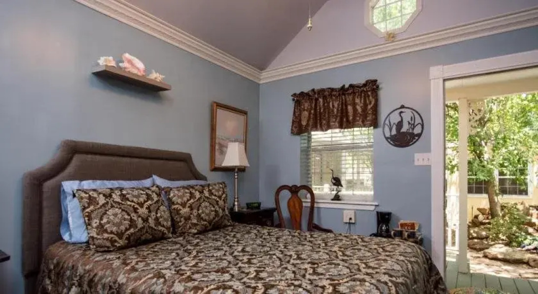 Pomegranate House & Cottages B&B