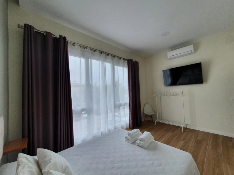 REDONDELA APARTMENTS - Bedroom, Bathroom & Kitchen