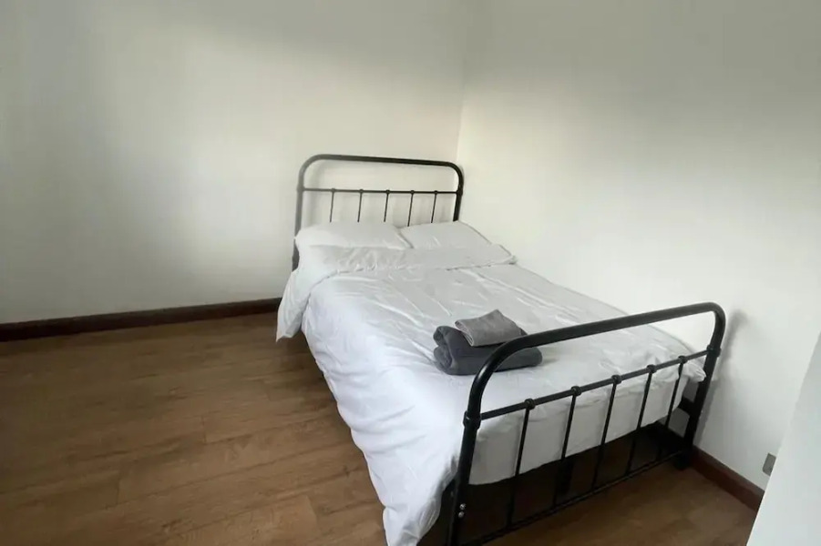 4-bed Barnwell Retreat- Sleeps 9, Garden & Parking