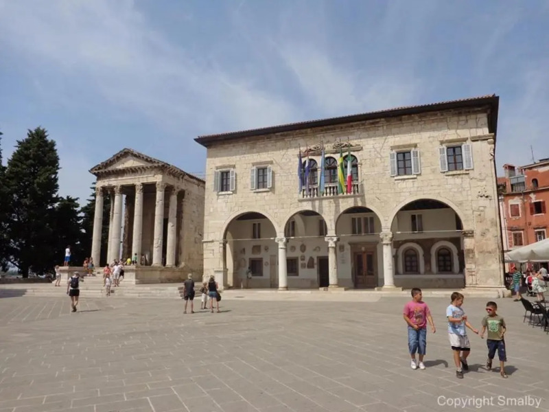 Villa GRACIA - big house with pool, bbq, playground & table tennis, game room with billiards & table football, Pula, Istria