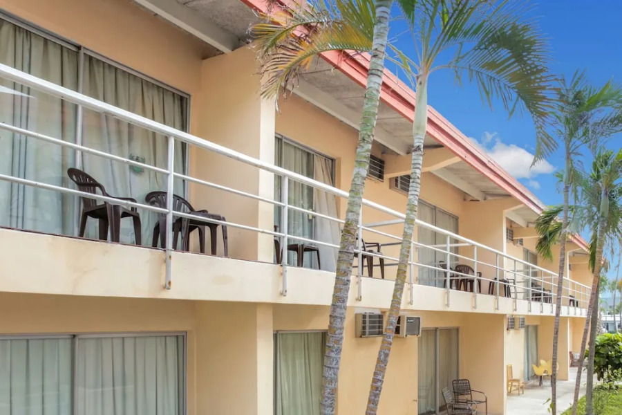 Camelot Waterfront Inn