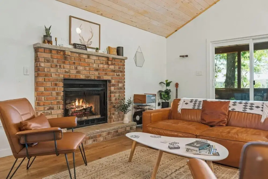 Lake Daze by Avantstay Lakefront w/ Modern Interior, Enclosed Porch & Hot Tub