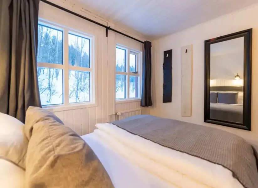 Traditional Cottage with Jacuzzi andLake