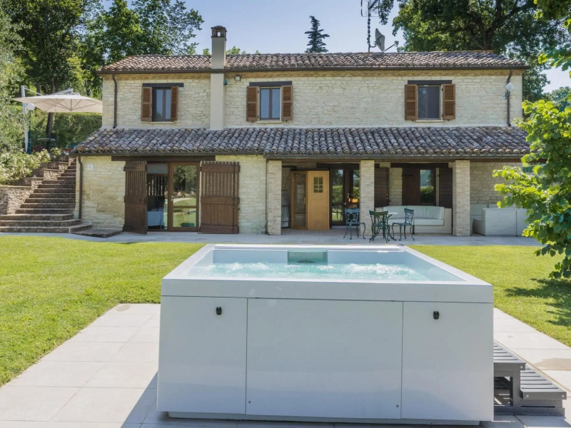 Exclusive Outdoor 2 Bubble Baths, Heated Pool, Gym