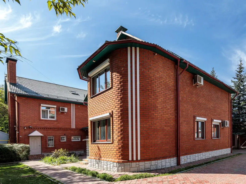 Дом с бассейнами и банкетным залом на Дмитровском шоссе