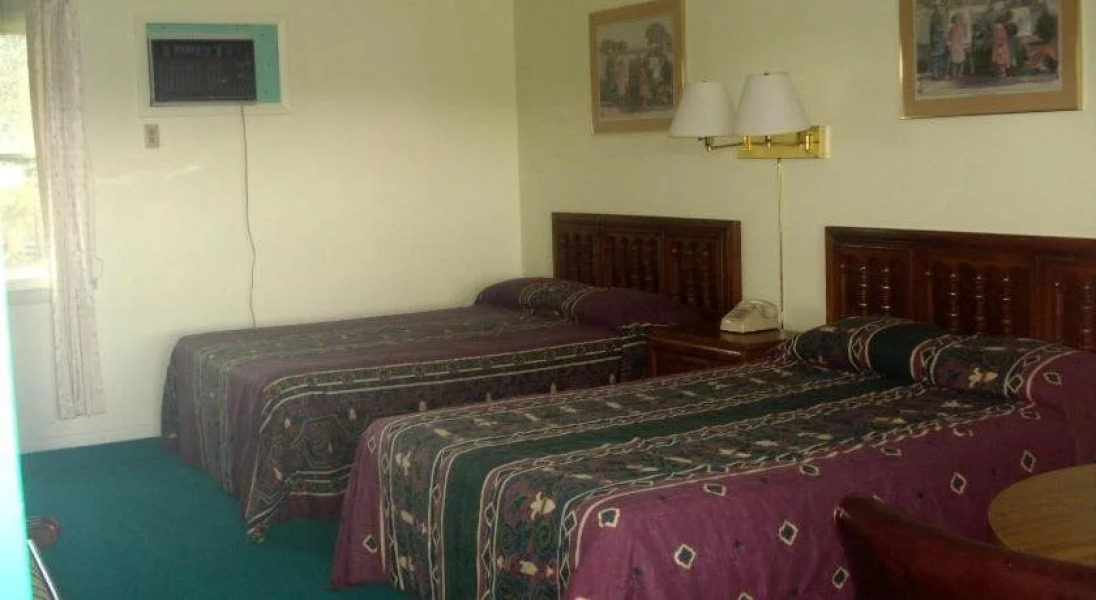 Thruway Holiday Motel