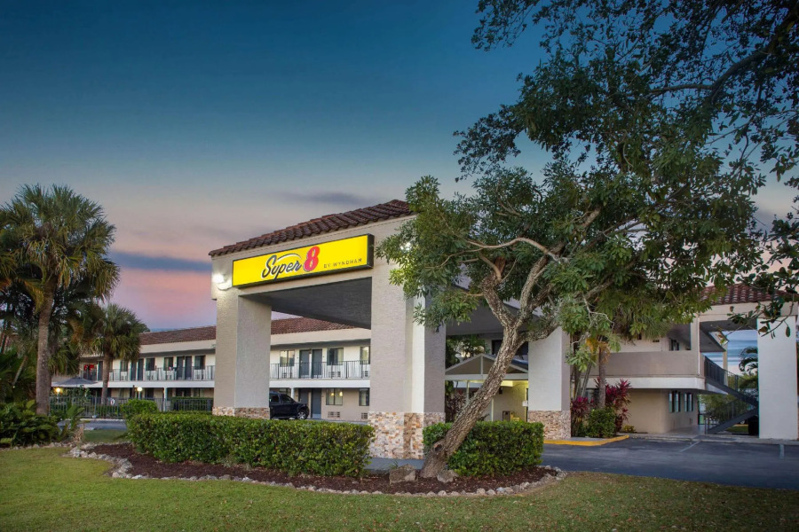 Super 8 By Wyndham Naples