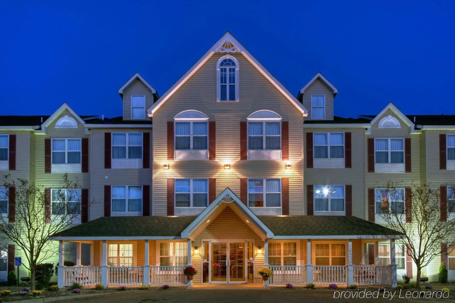 Country Inn & Suites by Radisson, Forest Lake, MN