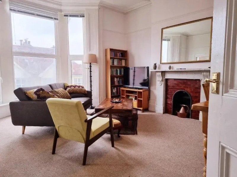 Bright, character 3 bed Apartment: 7 mins walk to sea