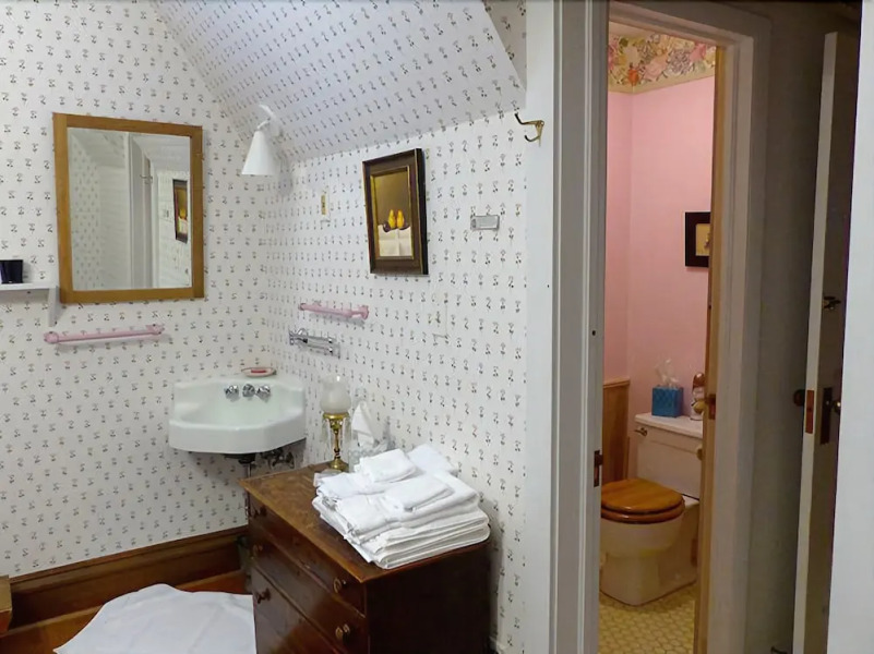 The Hood House Bed & Breakfast Inn