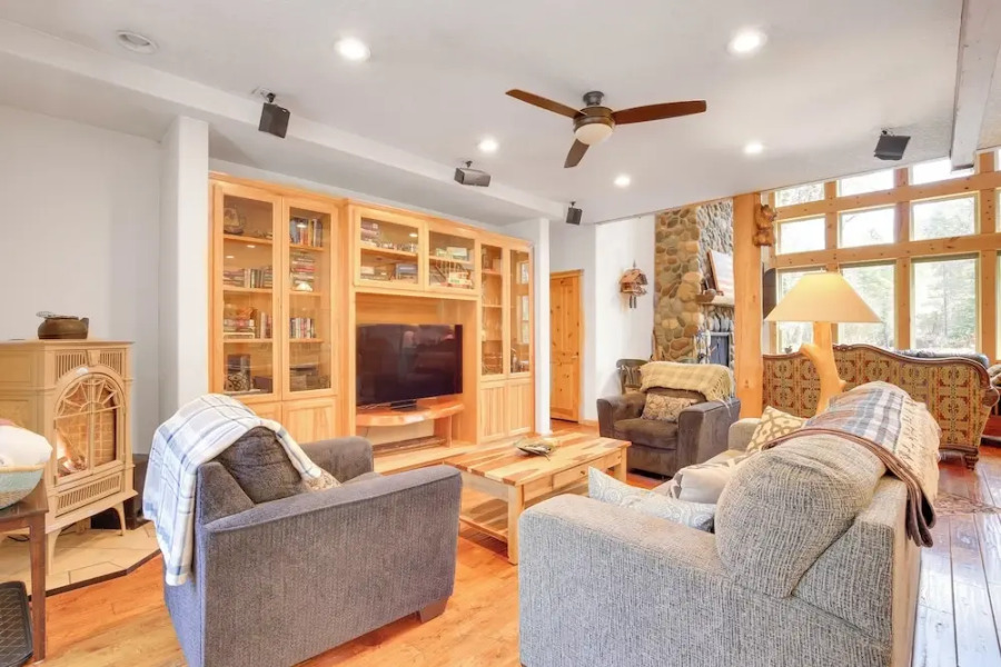 Peaceful Rhododendron Cabin w/ Fire Pit & Hot Tub!