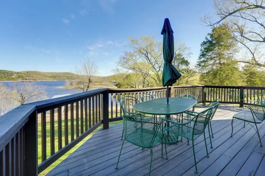 Relaxing Lakeview Retreat in Reeds Spring w/ Deck