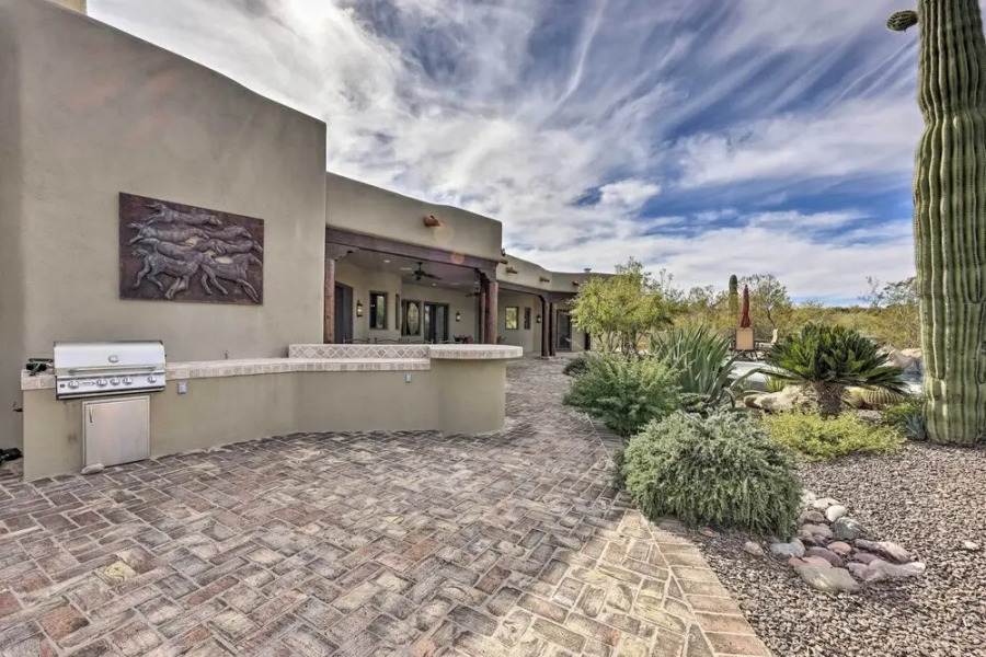 Cave Creek Oasis w/ Putting Green, Spa & Mtn View!