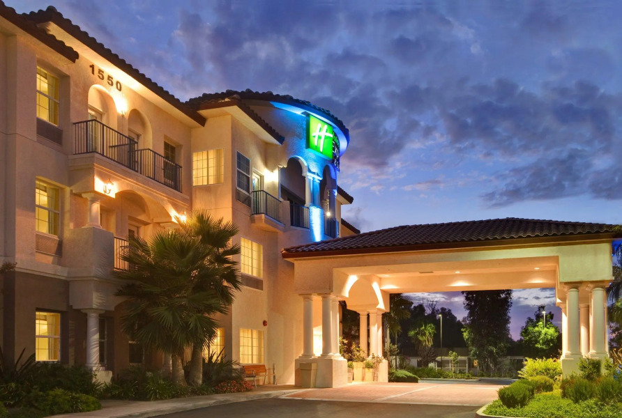 Holiday Inn Express & Suites Corona by IHG