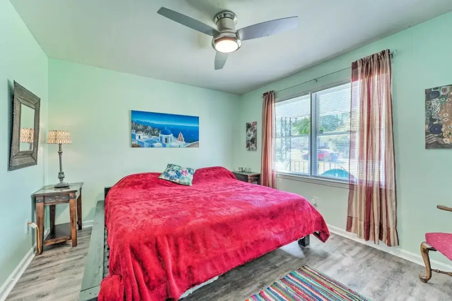 Charming Wilmington Home w/ Screened-in Porch