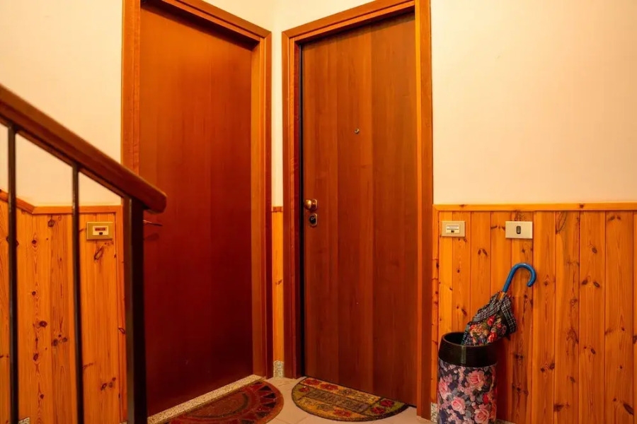 Scarlet Apartment With Garden