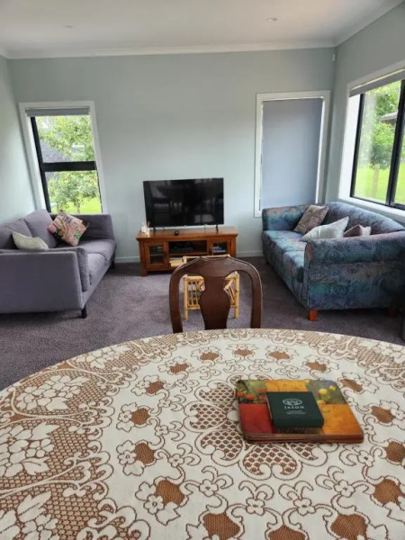 Brand New Two-Bedroom Cosy Cottage with Hobbit House sleep-out