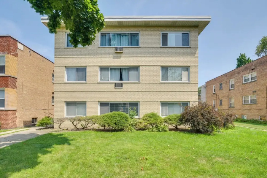 Walk to Train: Convenient Skokie Condo!