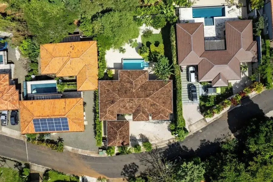 Luxurious Home with Bright, Modern Design and Private Infinity Pool in High-End Community