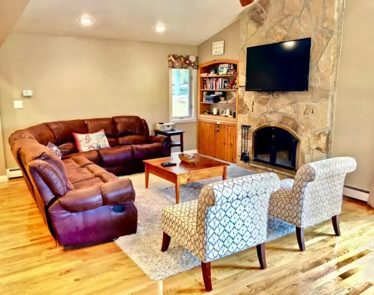 O7 Slopeside Bretton Woods Resort cottage with upscale stylings cozy decor tons of space