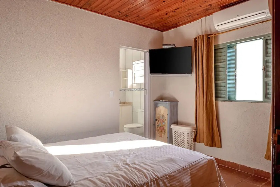 Sítio com piscina e lagoa particular