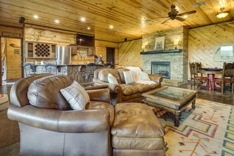 Broken Bow Cabin w/ Game Room & Private Hot Tub!