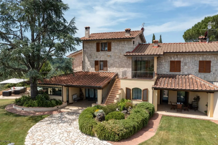 Beautiful villa immersed in the Tuscan countryside with private swimming pool and sauna-Villa L' Elsa