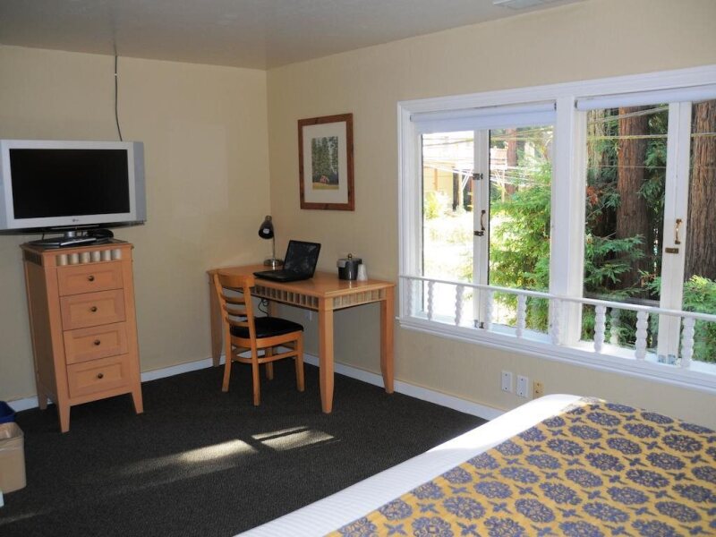 Rio Nido Lodge at the Russian River