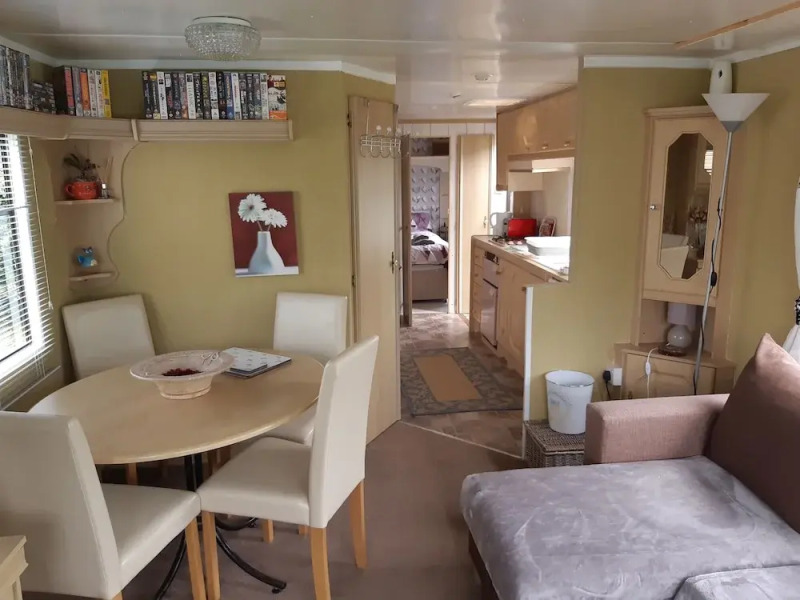 Beautifully Decorated 2 bed Caravan in Foel, Welsh