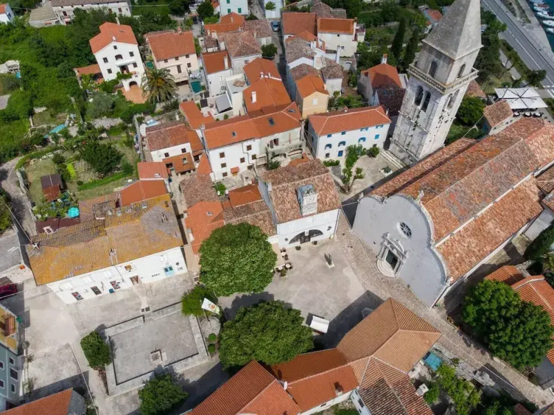 Impeccable 4-bed Apartment in Osor