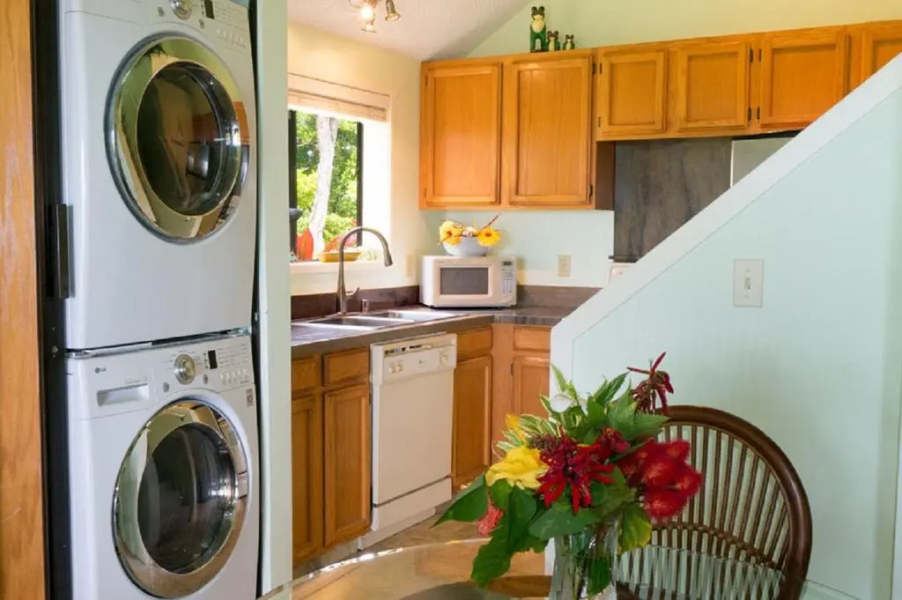 Sealodge J1-ground floor with oceanfront views, king bed, pool & more