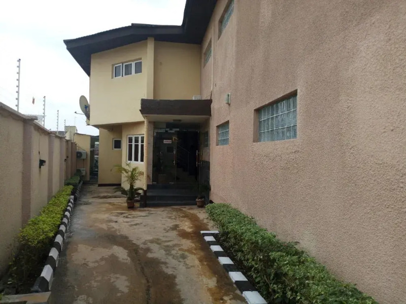 Danest Hotel And Suites