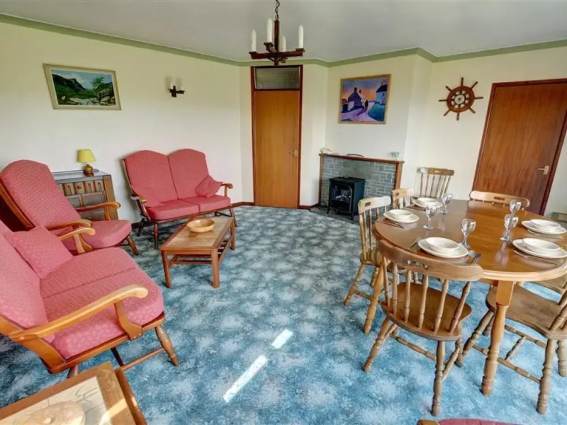 Ground-floor Apartment in Detached House set on 350-m Site