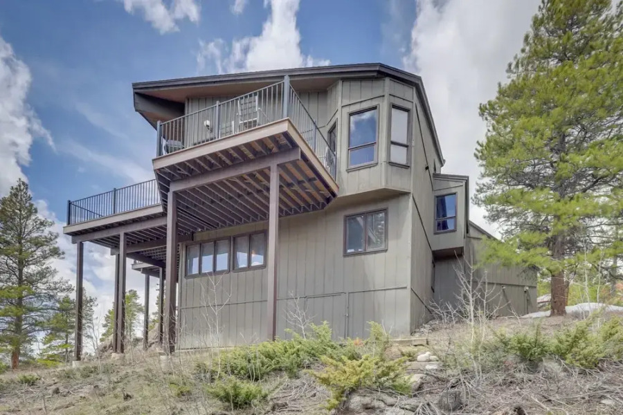 Panoramic Mountain-view Retreat w/ Hot Tub + Deck!