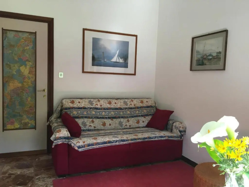 Casa tra il verde e il blu