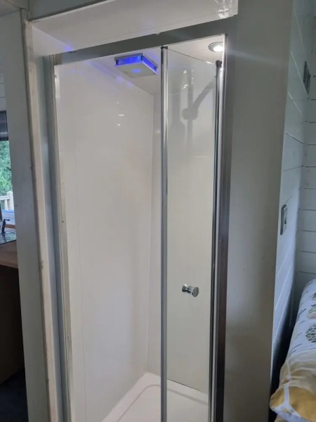 Glamping Hut - Sleeps 2, hot tub & Parking