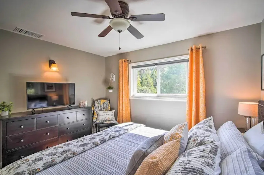 Tree-lined Twin Peaks Cottage w/ Custom Stream